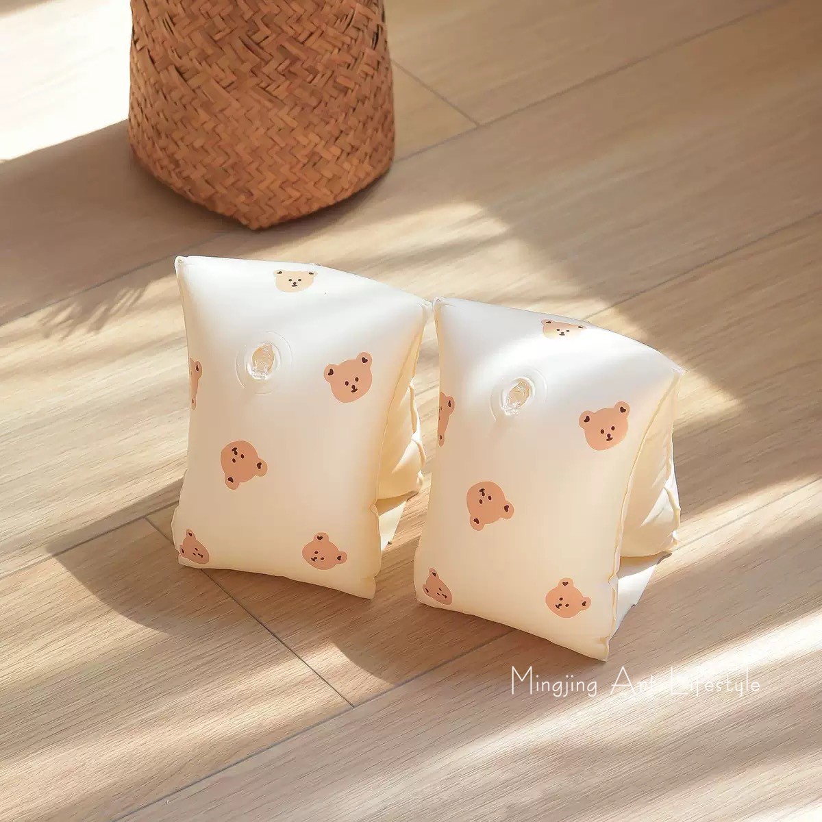[rabbits] Children's arms float